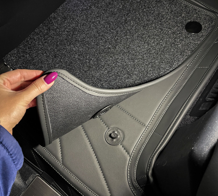 Lexus LX 570 — изготовили комплект черных 3D ковров, пошили ворсовые коврики и установили доводчики дверей