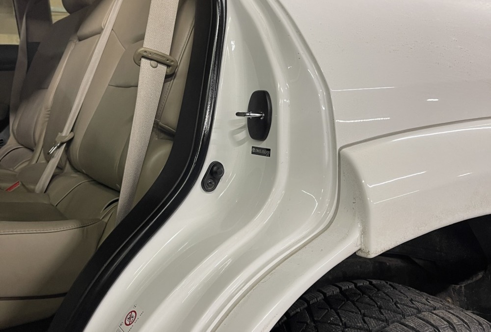 Toyota Land Cruiser 200 — установили бесштыревые доводчики дверей