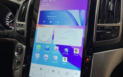 Toyota Land Cruiser 200, 2014 года — установили 16-дюймовую навигационно-развлекательную систему на базе Android в стиле Тесла
