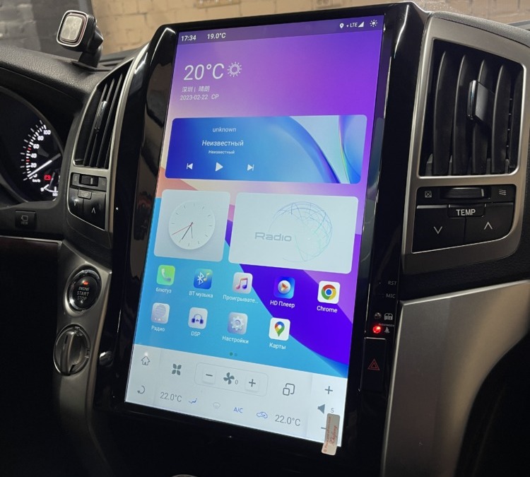 Toyota Land Cruiser 200, 2014 года — установили 16-дюймовую навигационно-развлекательную систему на базе Android в стиле Тесла