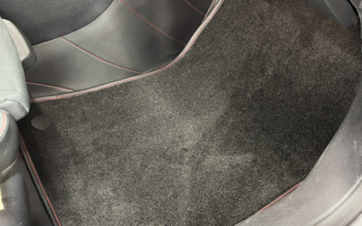 Mercedes GLA 250 — изготовили 3D ковры из экокожи, ворсовые ковры сверху и классический коврик в багажник