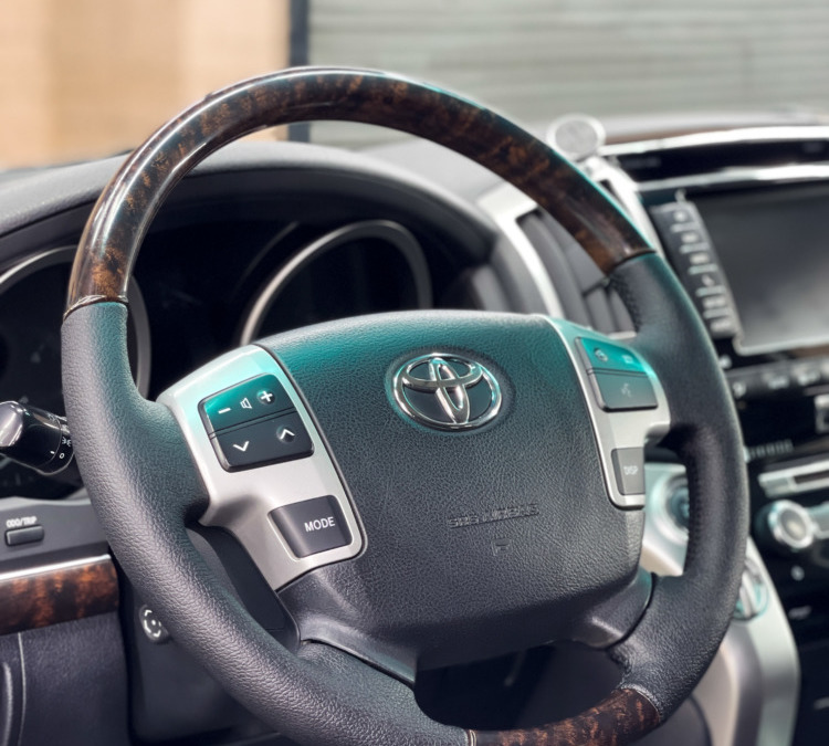 Toyota Land Cruiser 200 — полировка и химчистка салона, перетяжка руля