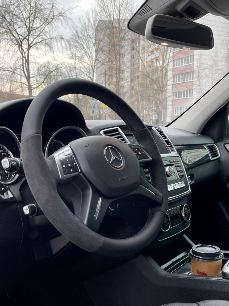 Перетяжка руля Mercedes-AMG G 63: Алькантара и Матовый Карбон – Идеальное Сочетание