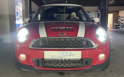 На автомобиль MINI CooperS  2008 года выпуска установили bi-led модули Aozoom A10