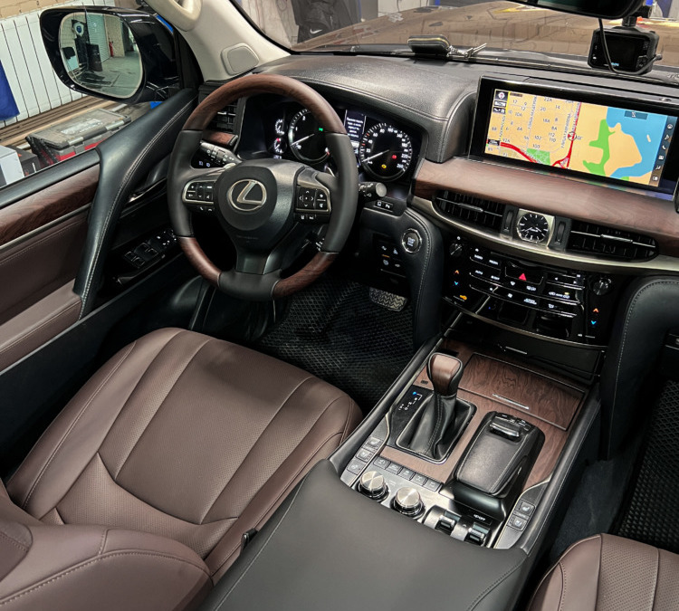 Lexus LX 450D — stage 1, перетяжка сидений и вставок в дверях, руля, ручки КПП и центрального подлокотника, аквапринт