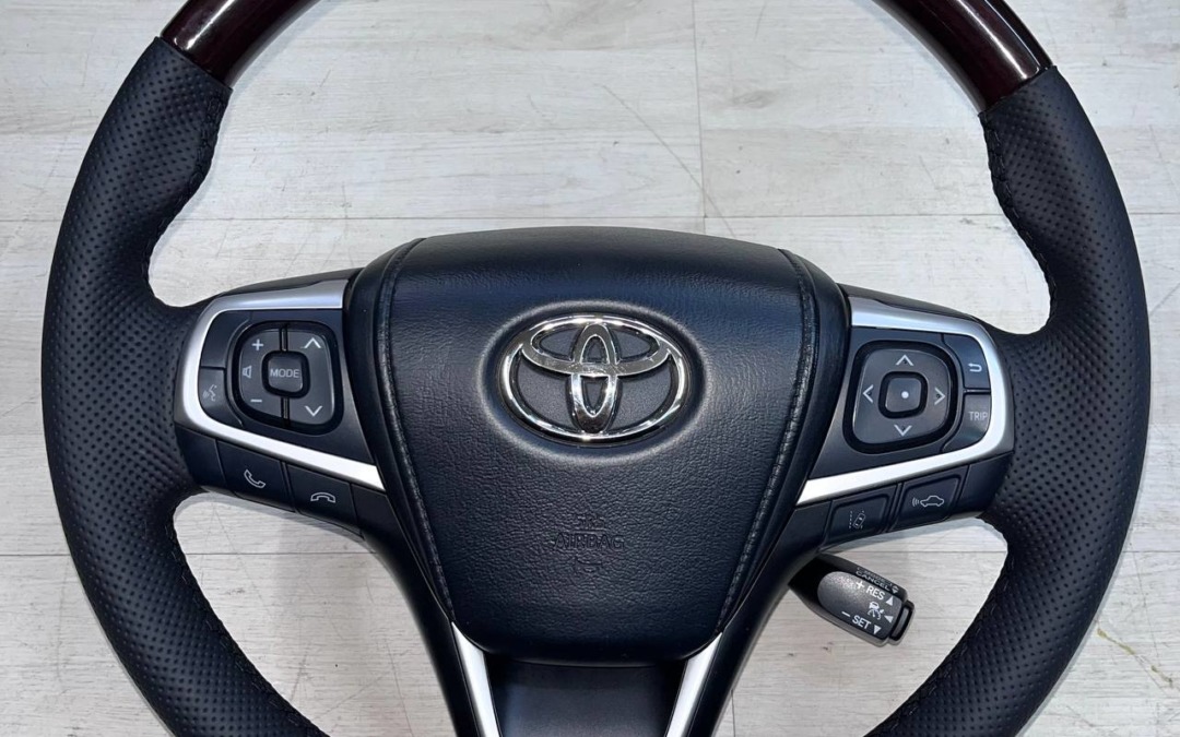 Перетянули руль автомобиля Toyota в натуральную кожу со вставками из псевдоперфорации