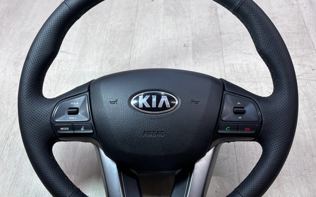 Kia Rio — перетянули руль в экокожу со вставками из псевдоперфорации