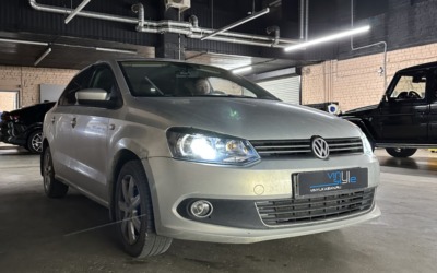 Volkswagen Polo, 2013 года — установили bi-led модули Aozoom A13 и сделали полировку