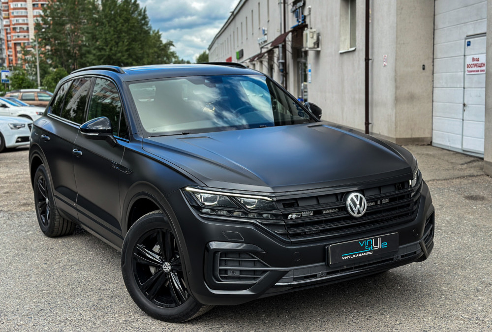 Оклейка кузова Volkswagen Touareg чёрной матовой плёнкой