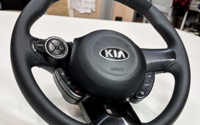 Перетяжка руля Kia Soul в сочетании алькантары и экокожи, сделали бордовую нулевую метку