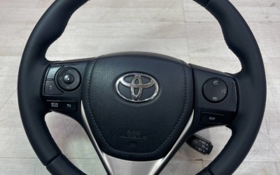 Перетянули руль Toyota RAV4 в экокожу