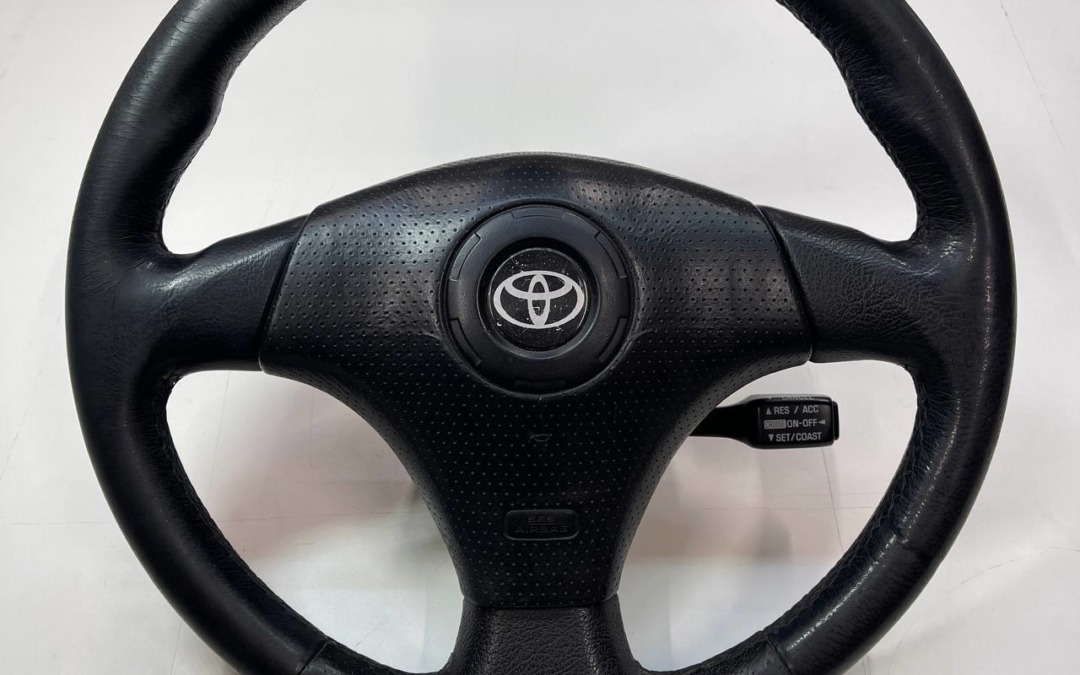 Перетянули руль Toyota Celica в экокожу со вставкой из псевдоперфорации