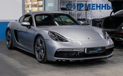 Заменили заводские ремни безопасности на сочно-красные на автомобиле Porsche 718 Cayman S