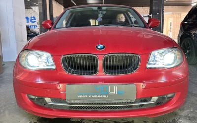 Вместо штатного галогена на BMW 1 series установили двух чиповые bi-led модули Aozoom A15