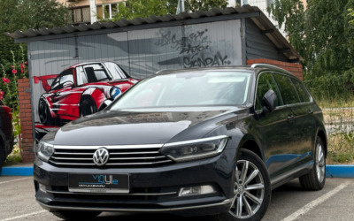 Установили выезжающую камеру заднего вида на Volkswagen Passat B8 в штатное место.