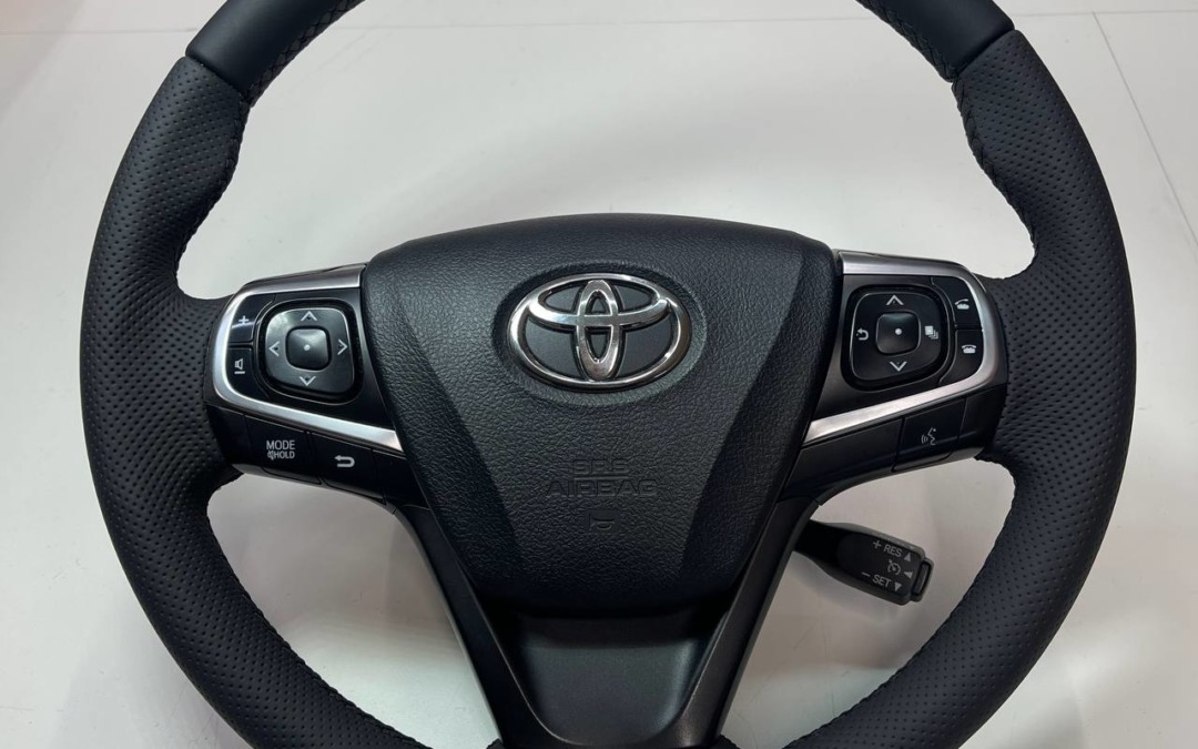 Перетянули руль Toyota Camry в натуральную кожу со вставками из псевдоперфорации