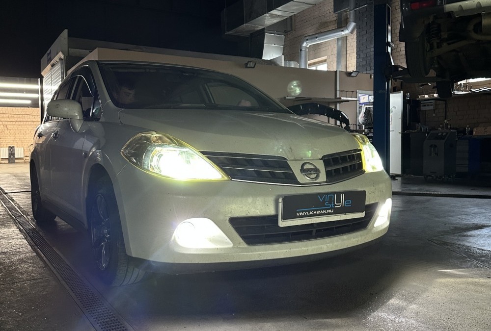 Nissan Tiida — установили bi-led модули Aozoom A15, заменили лампы в ПТФ и габаритных огнях на светодиодные