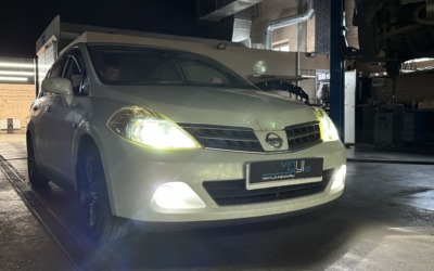 Nissan Tiida — установили bi-led модули Aozoom A15, заменили лампы в ПТФ и габаритных огнях на светодиодные