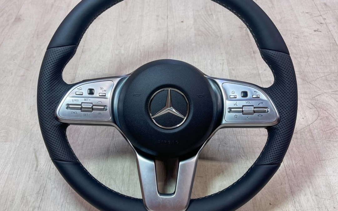 Перетянули руль Mercedes-Benz G-Class в натуральную кожу со вставками из псевдоперфорации под оригинал