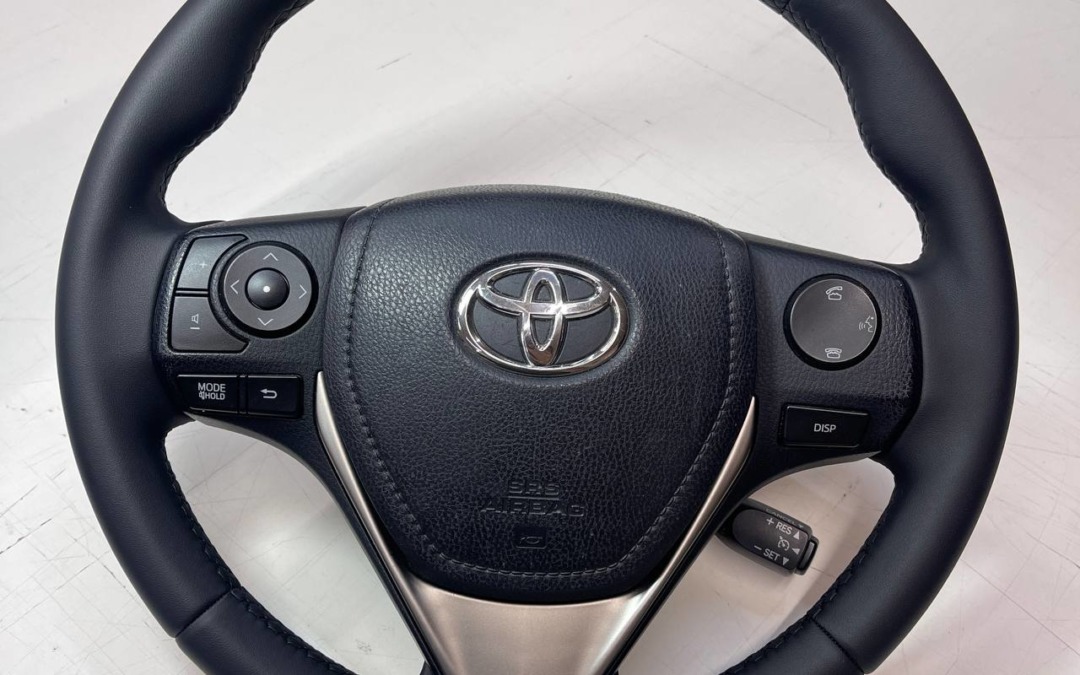 Перетяжка руля автомобиля Toyota Rav 4 в экокожу Наппа