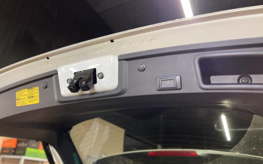Установили электропривод багажника на Nissan Qashqai, так же установили кнопку на крышке и на панели приборов
