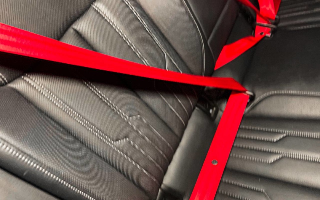 Замена черных ремней безопасности на красные на автомобиле Audi A7