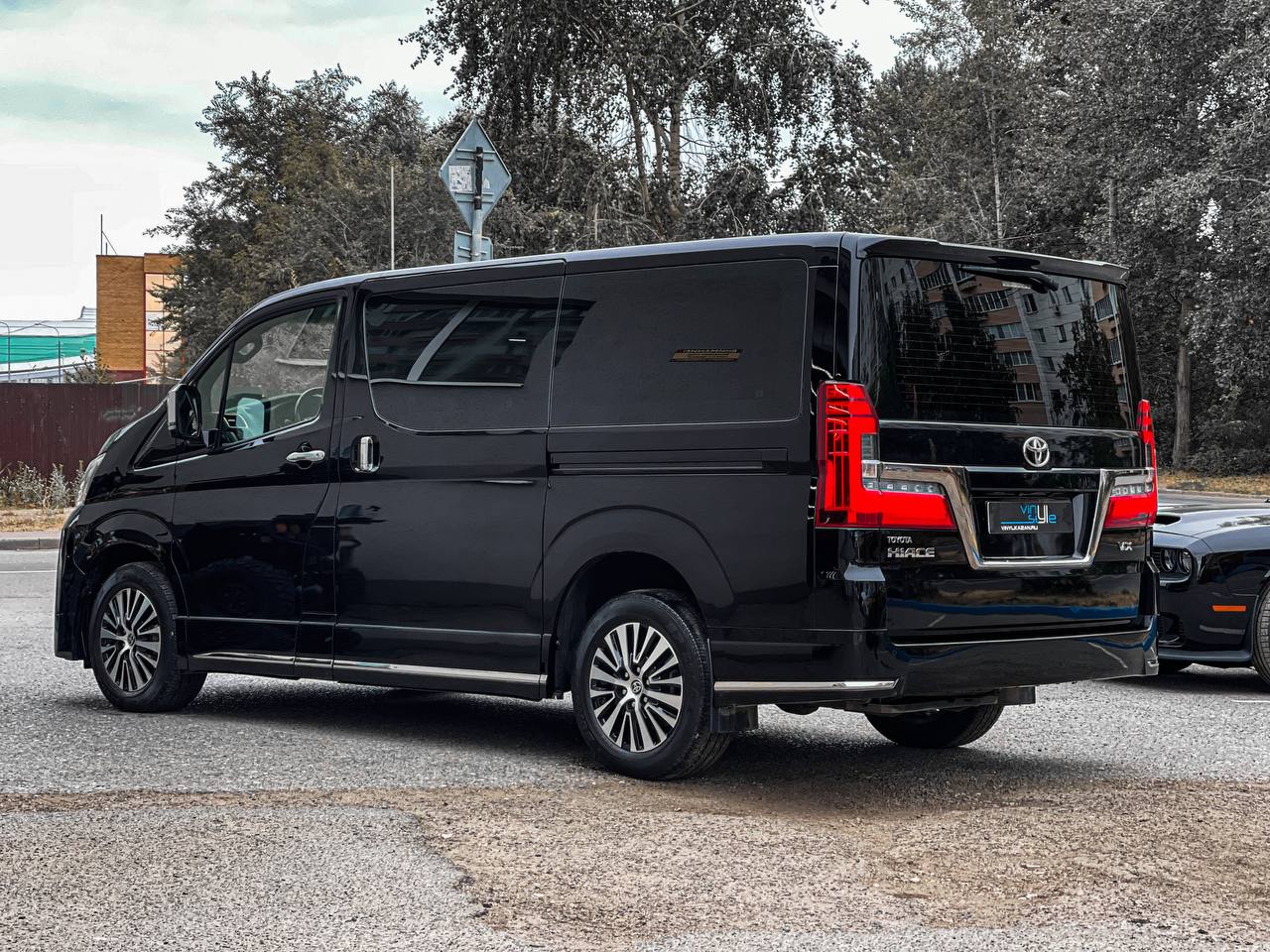 Перетяжка всего салона автомобиля Toyota Hiace - Vinyl Style