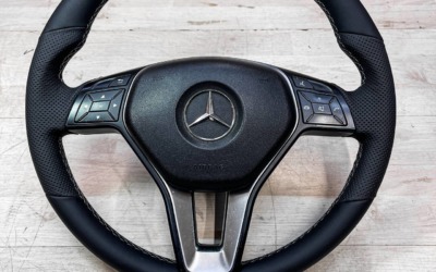 Перетянули руль Mercedes GLK в натуральную кожу со вставками из псевдоперфорации