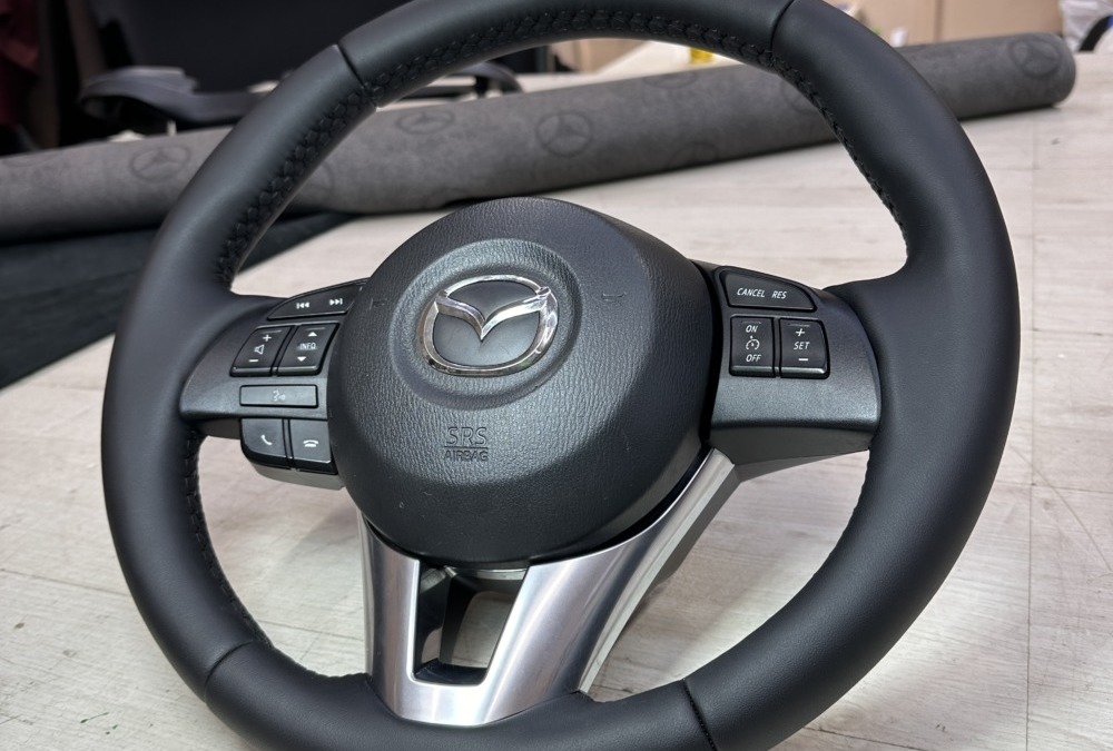 Перетяжка руля автомобиля Mazda 6 в экокожу с утолщением