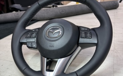 Перетяжка руля автомобиля Mazda 6 в экокожу с утолщением