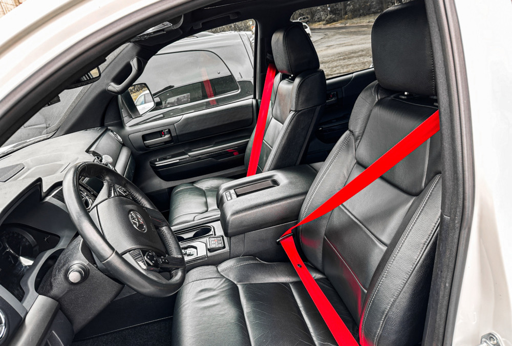 Замена всех ремней безопасности на автомобиле Toyota Tundra с классических чёрных на красные