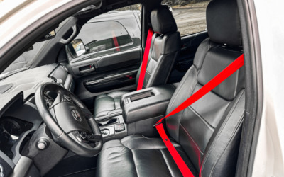 Замена всех ремней безопасности на автомобиле Toyota Tundra с классических чёрных на красные