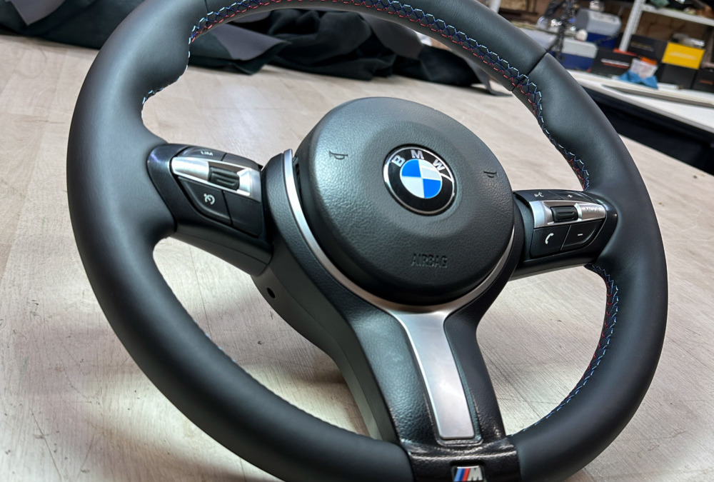 Перетяжка руля автомобиля BMW в натуральную кожу с М-строчкой