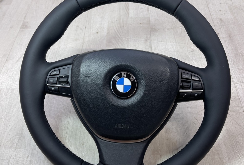 Перетянули руль автомобиля BMW 5 серии в натуральную кожу с утолщением