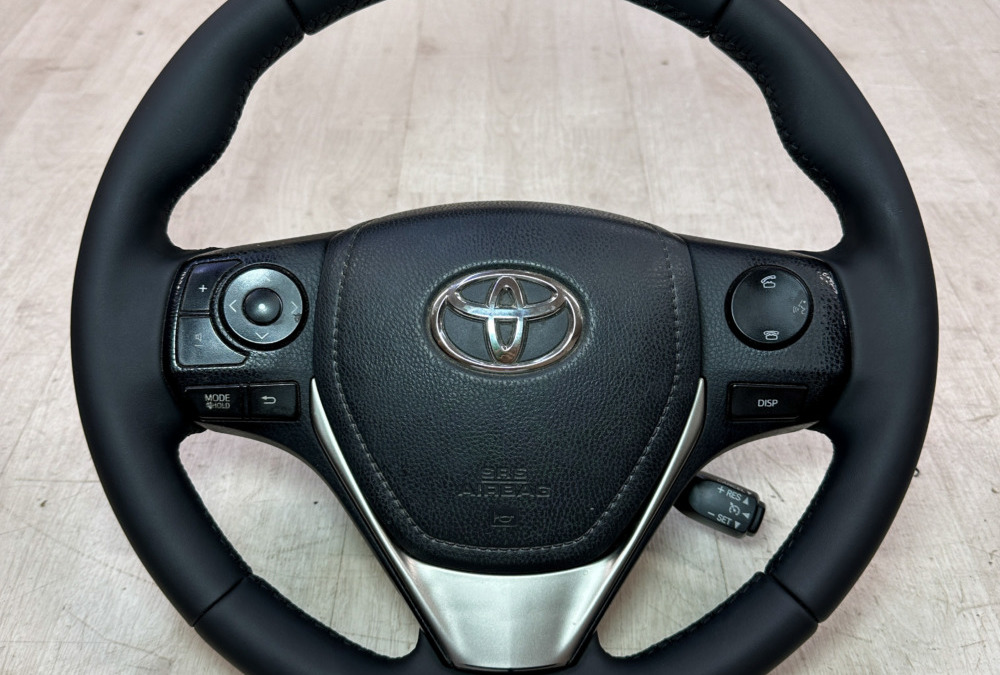 Toyota RAV4 — перетяжка руля под оригинал в натуральную кожу.