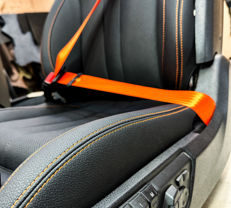 BMW 6 серии — ремонт передних сидений, перетяжка в структурную экокожу в комбинации с перфорацией, замена ремней