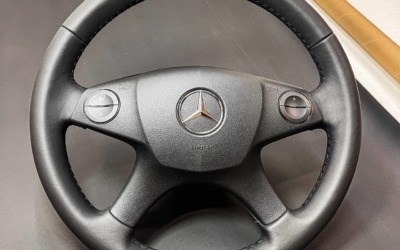 Перетянули руль Mercedes C180 натуральной кожей