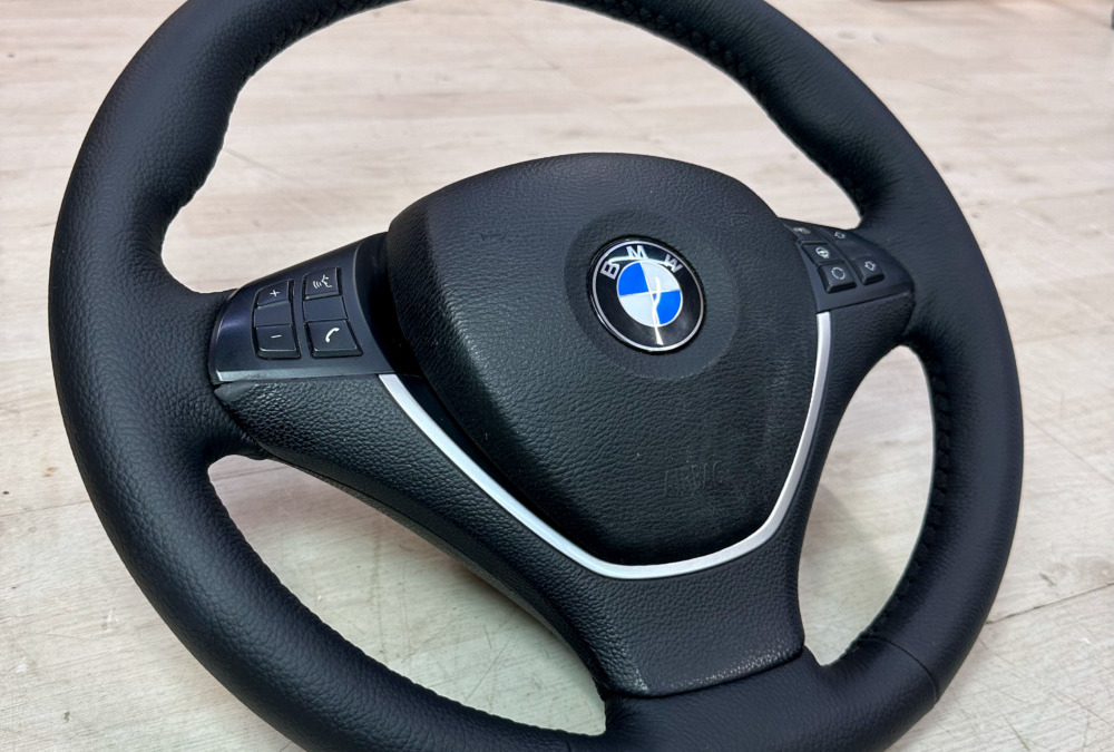 Перетянули руль BMW X5 в натуральную структурную кожу
