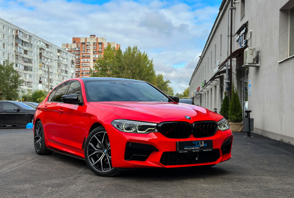 Бронирование кузова BMW 5 series G30 красной полиуретановой плёнкой
