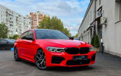 Бронирование кузова BMW 5 series G30 красной полиуретановой плёнкой