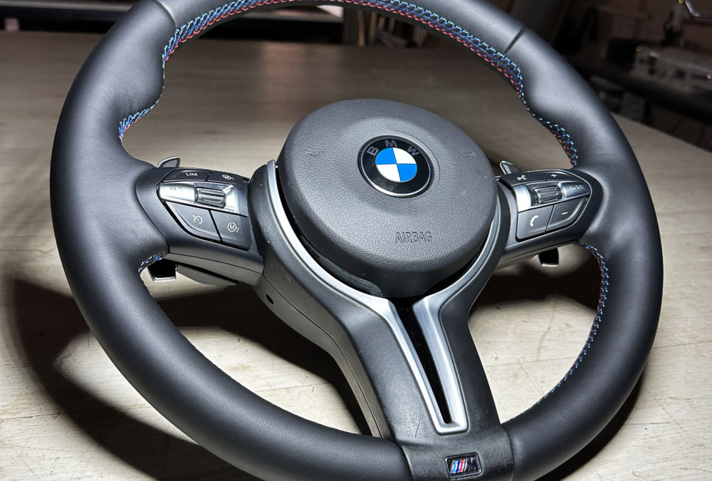Перетянули руль BMW X6M в натуральную кожу с утолщением + М-строчка