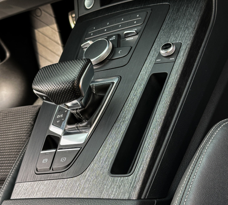 Аквапринт деталей интерьера автомобиля Audi Q5