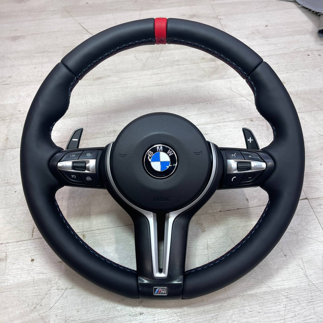 Перетянули руль автомобиля BMW, сделали нулевую метку и M строчку - Vinyl  Style