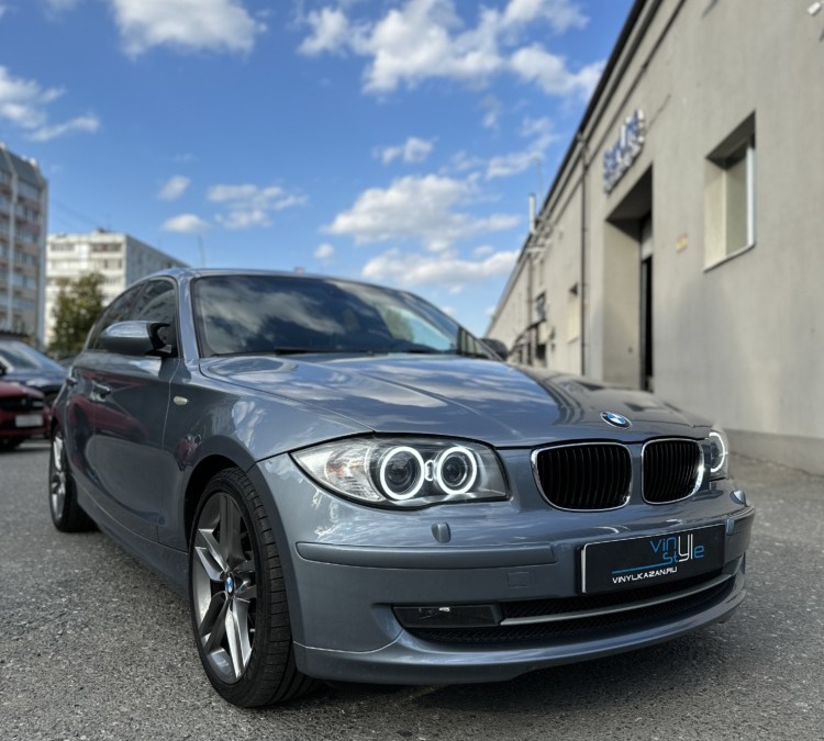 BMW 120 —  шумоизоляция и перетяжка салона автомобиля, установка мультимедиа и камеры заднего вида