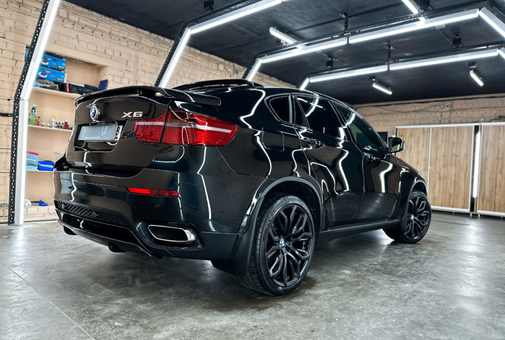 BMW X6 — сделали полировку с нанесением керамического состава, покрасили наружные пороги