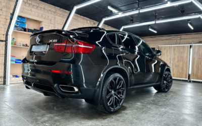 BMW X6 — сделали полировку с нанесением керамического состава, покрасили наружные пороги