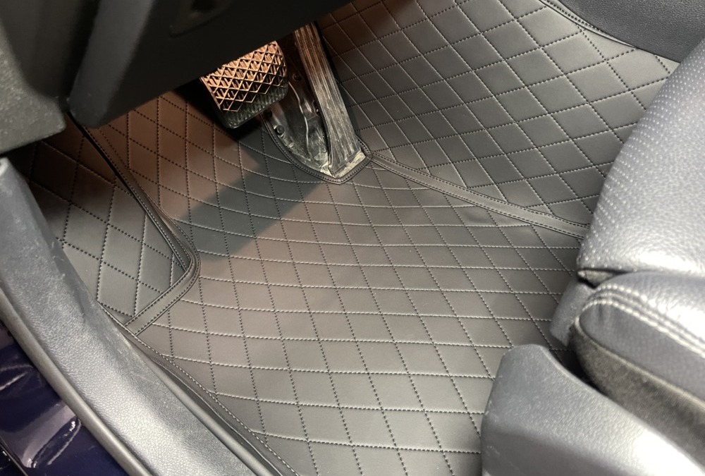 Изготовили 3D ковры из прочной и влагостойкой экокожи на автомобиль Mercedes GLC