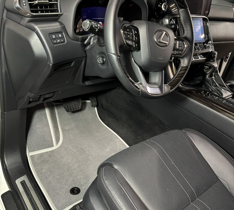 Изготовили комплект ворсовых ковров серого цвета из премиального материала для Lexus LX 600