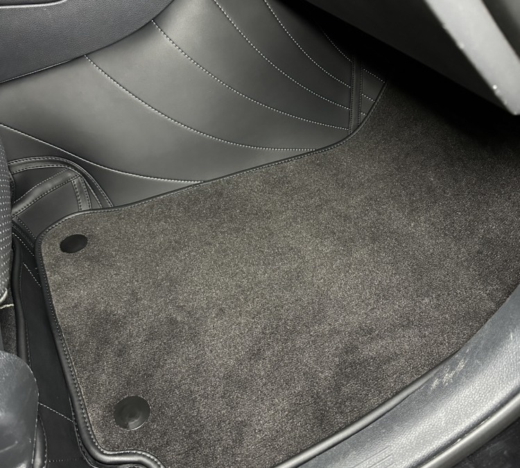 Пошив 3D ковров из экокожи для автомобиля Mercedes GLC 300 в комплекте с ворсовыми на передний ряд авто