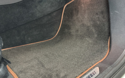В салон BMW X7 отшили комплект ворсовых ковров